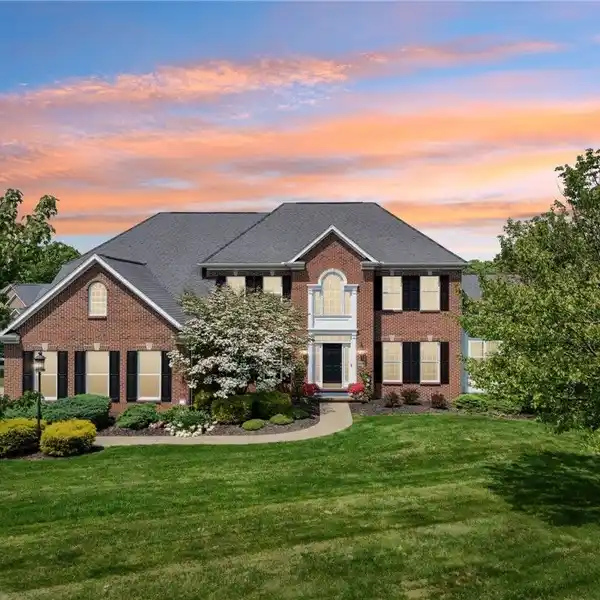SPACIOUS LUXURY LIVING WITH OUTDOOR OASIS