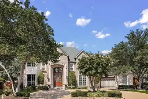 Gourmet Chef’s Kitchen, Cathedral Ceilings and Wall of Windows
