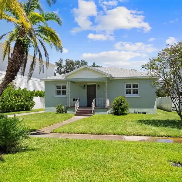 REMODELED DAVIS ISLANDS HOME WITH SPACIOUS BACKYARD