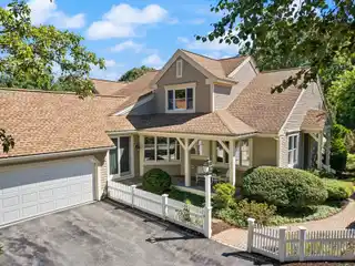 Sophisticated Townhome Located in Springhouse Pond