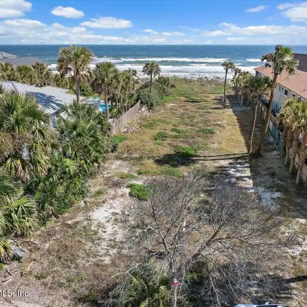 OVERSIZED OCEANFRONT LOT