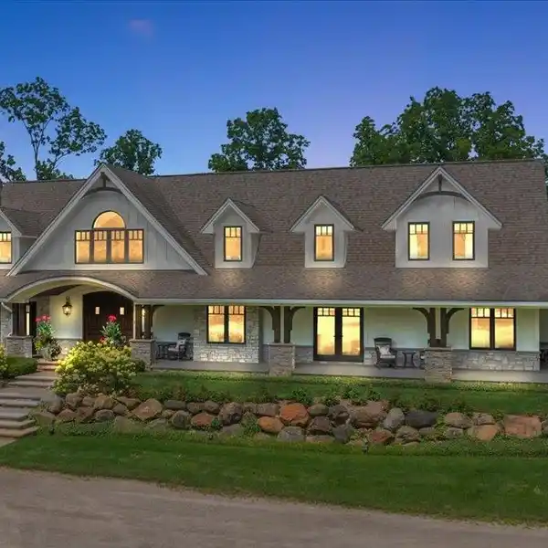 UNIQUE RESIDENCE ON 13.5 ACRES