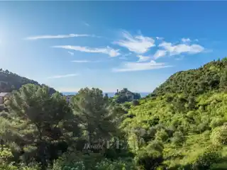 Beautifully Appointed Top-Floor Apartment