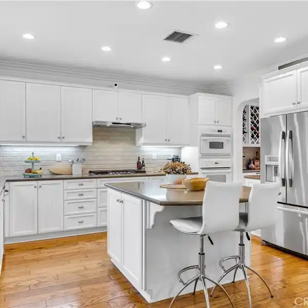 SOPHISTICATED SANCTUARY WITH SEAMLESS FLOW AND LIGHT