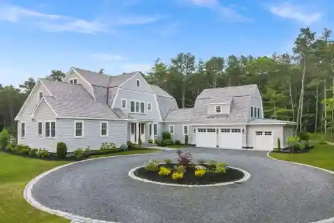 Wonderful Contemporary-Style Gambrel Home