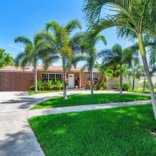 CHARMING HOME ON A FABULOUS TREE-LINED STREET