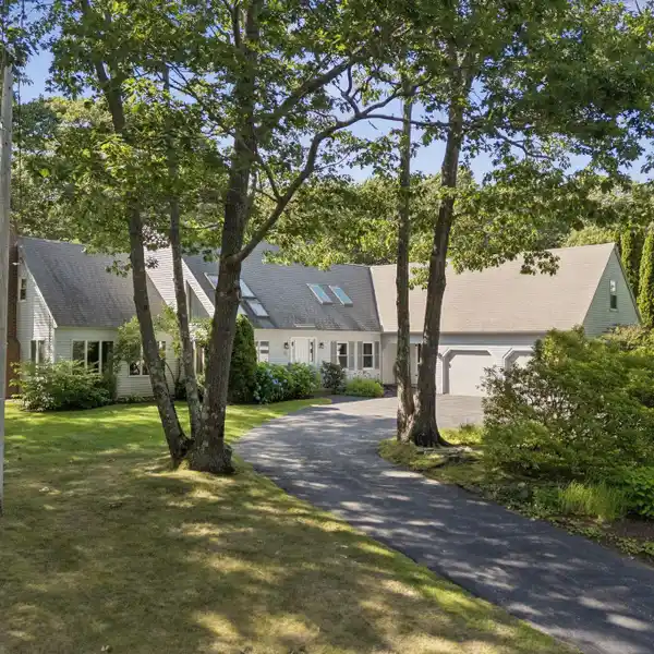 STUNNING HOME IN THE BROAD COVE NEIGHBORHOOD