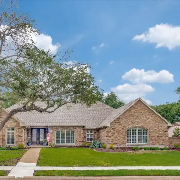 INTERIOR DESIGNER OWNED ONE-STORY HOME IN WILLOW BEND LAKES