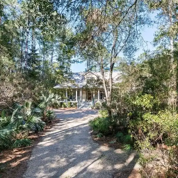 CUSTOM HOME BLENDING SEAMLESSLY WITH ITS NATURAL SURROUNDINGS