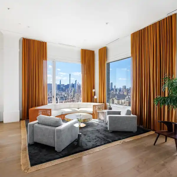 FULL-FLOOR PENTHOUSE WITH SWEEPING VIEWS