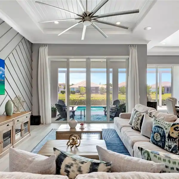 ELEGANT LAKEFRONT HOME IN VERO BEACH