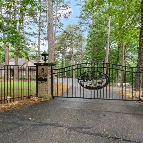 IMPRESSIVE FIVE BEDROOM GATED ESTATE HOME