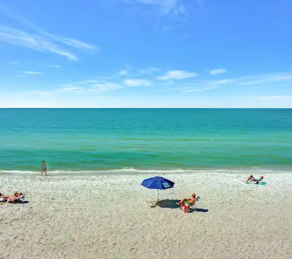 BEAUTIFUL GULF-FRONT RESIDENCE ON THE MIRACLE MILE