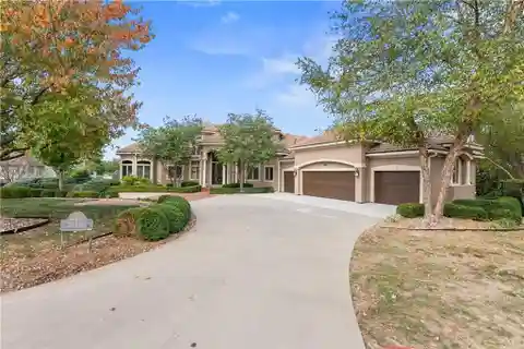 Luxury Living in Saddle Ridge Estates