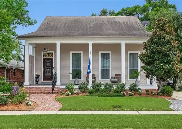 ELEGANT FIVE BEDROOM HOME IN A PRIME LOCATION