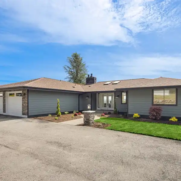 BEAUTIFULLY REMODELED DAYLIGHT RAMBLER