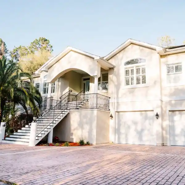 UNIQUE RESIDENCE ON EIGHT PRIVATE ACRES