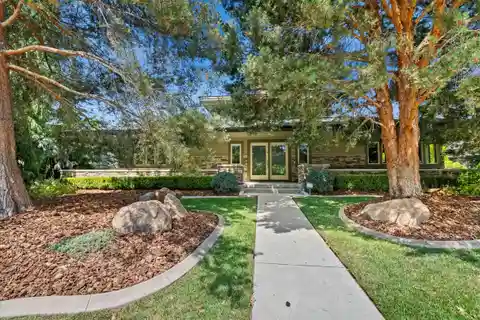 Single Level Luxury Living in Eagle’s Coveted Lakemoor