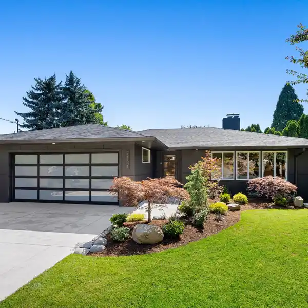 STUNNING REMASTERED MID-CENTURY HOME