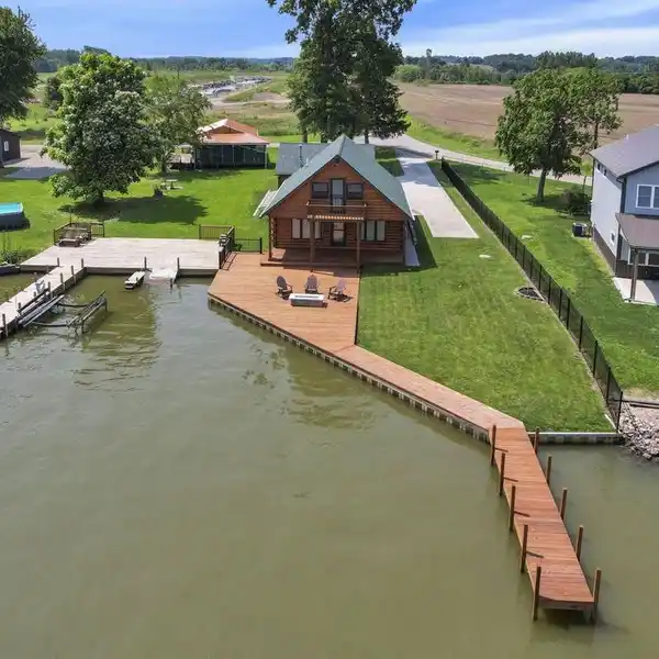 CHARMING CABIN WITH PRIVATE DOCK