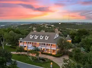 Classic Southern Beauty in Rob Roy