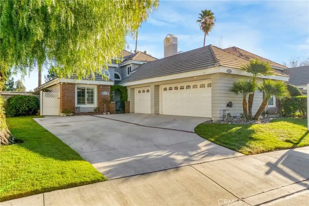 Turnkey Home in Sought-after Valencia Summit