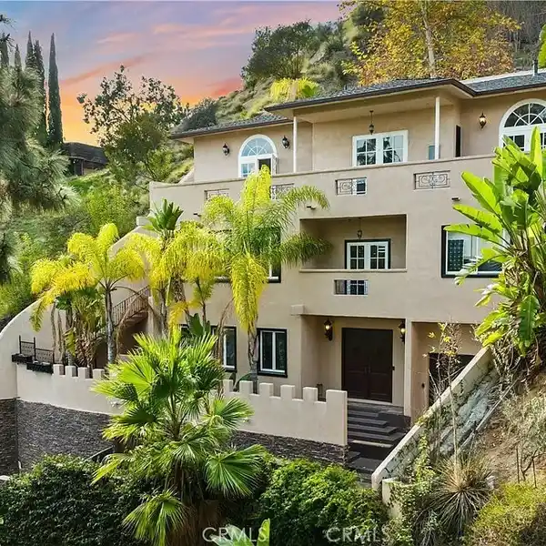 LUXURIOUS TRI-LEVEL HOME IN THE PRESTIGIOUS HOLLYWOOD HILLS