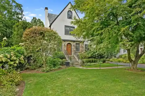 Impeccable Home in Fantastic Riverside Location