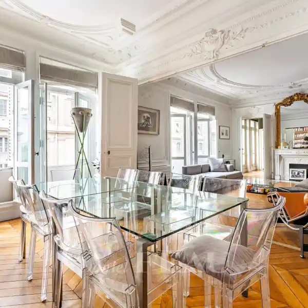 ELEGANT FULL-FLOOR APARTMENT