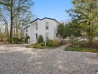 Beautifully Maintained and Comfortably Furnished East Hampton Oaks Rental