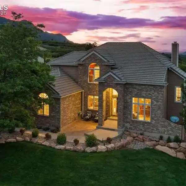 SOPHISTICATED LIVING WITH PRIVATE DECK AND VIEWS