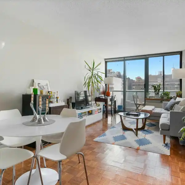SUNNY HOME WITH BALCONY IN THE GROSVENOR HOUSE