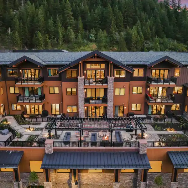 END UNIT TOWNHOME WITH MOUNTAIN VIEWS AND STYLE