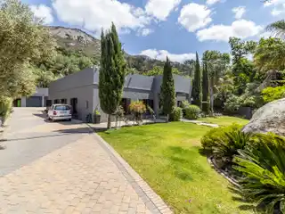 Superb 5 Bedroom Family Home in Hoog En Droog, Paarl