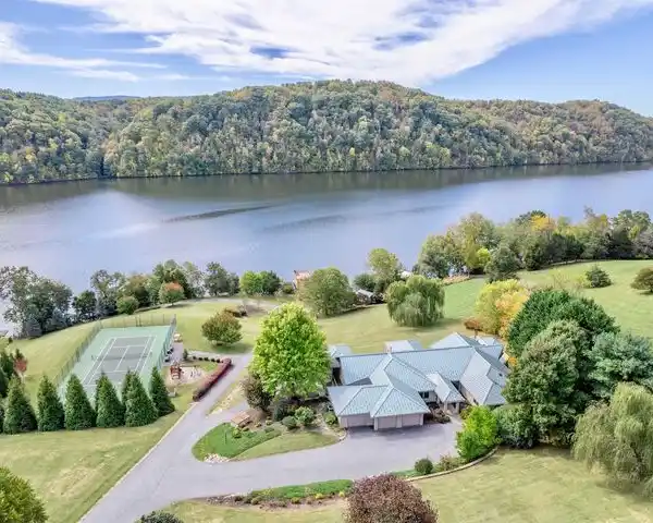 IMPRESSIVE WATERFRONT RETREAT ON CLAYTOR LAKE