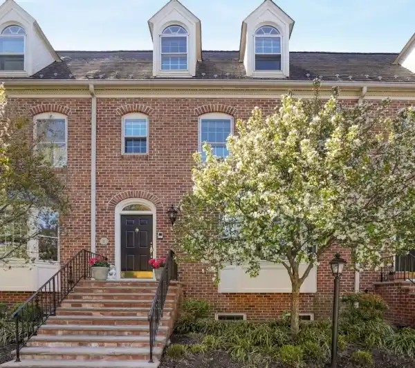 UPSCALE LIVING IN AN ELEGANT TOWNHOME COMMUNITY