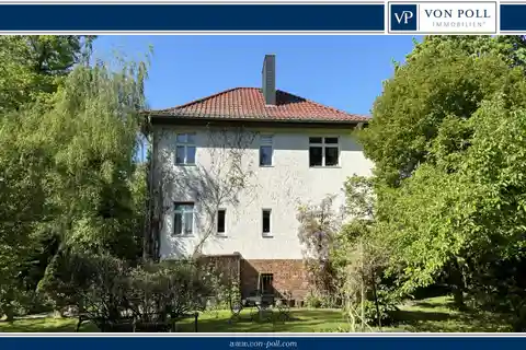 Stately 1930s Villa with Park-like Garden