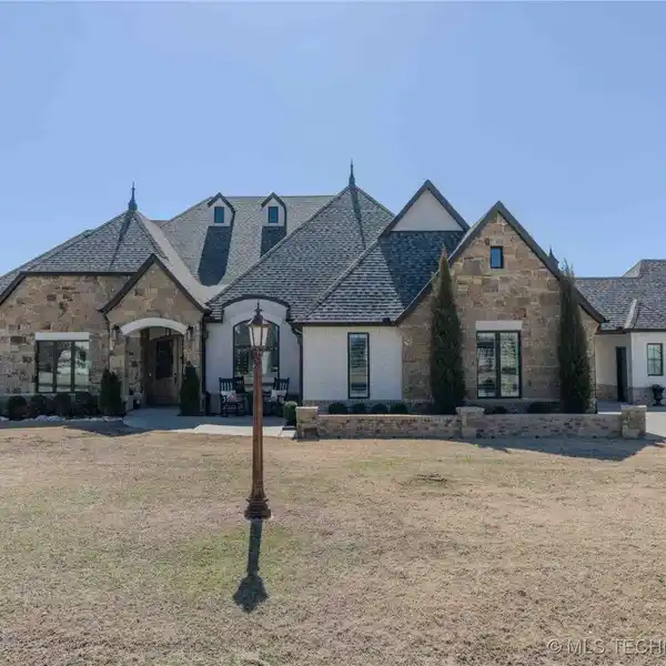 THE BEST OF THE STONE CANYON LIFESTYLE