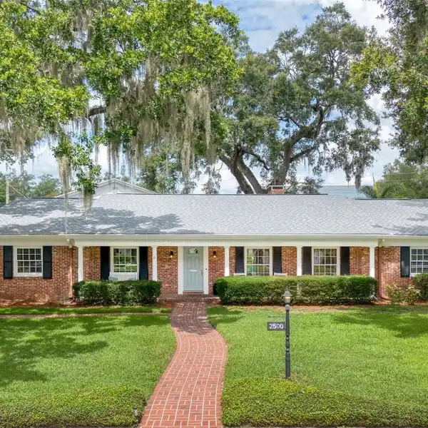 BEAUTIFUL HOME IN SOUGHT-AFTER ROSE ISLE