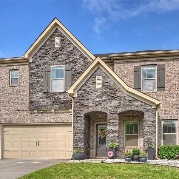 BEAUTIFUL AND SPACIOUS NEWER CONSTRUCTION