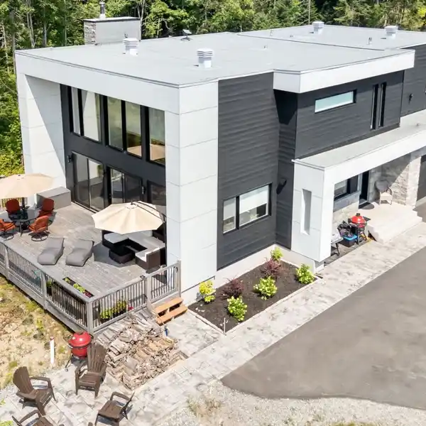 NATURALLY BEAUTIFUL ARCHITECT-DESIGNED HOME