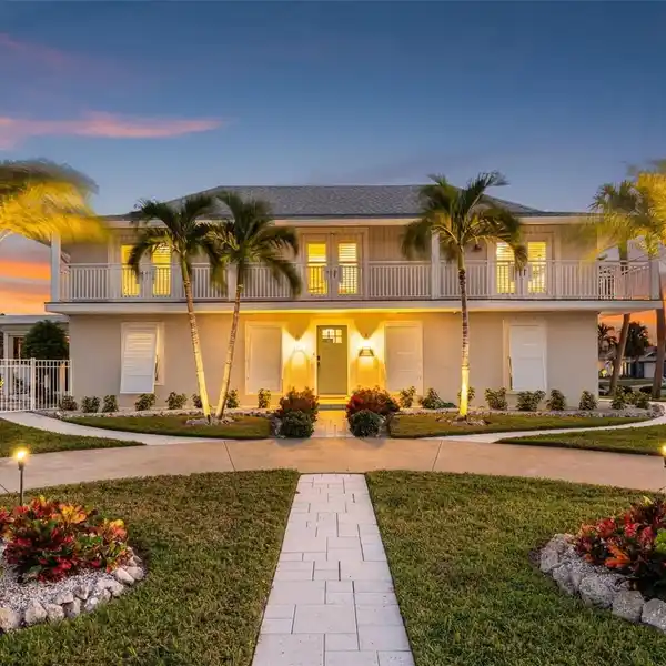 COASTAL BELLEAIR BEACH HOME WITH SALTWATER POOL