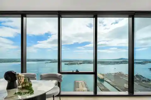 Sky-High Luxury with Panoramic Harbour Views