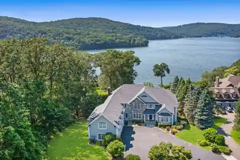 Incredible Lakefront Oasis