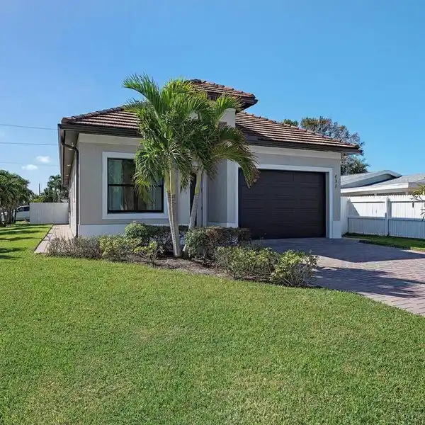 CAPTIVATING NAPLES PARK RESIDENCE