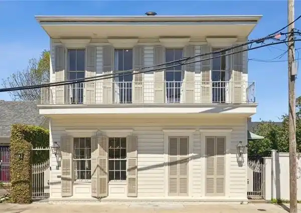 UNIQUE TOWNHOUSE-STYLE PROPERTY