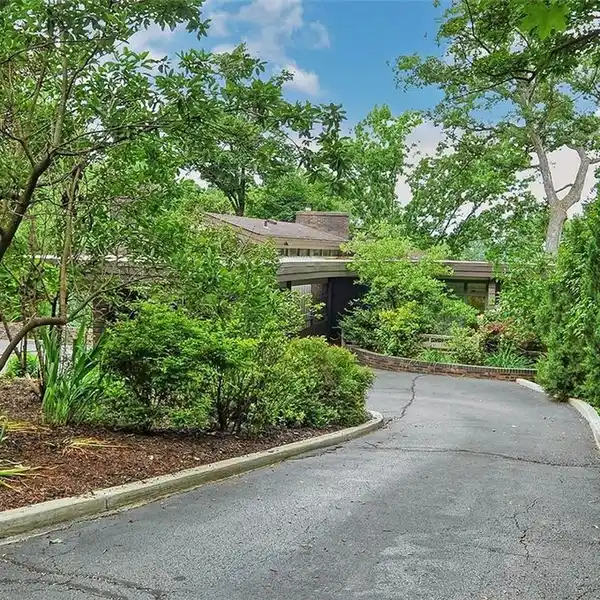 STUNNING MID-CENTURY MODERN HOME DESIGNED BY RENOWNED ARCHITECT