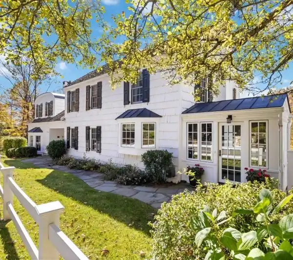 TIMELESS FARMHOUSE CHARM MEETS MODERN COMFORT