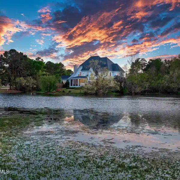 LOVELY LAKEFRONT LANDFALL SANCTUARY