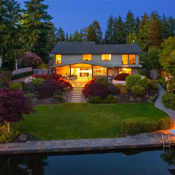 EXTRAORDINARY WATERFRONT HOME IN NEWPORT SHORES